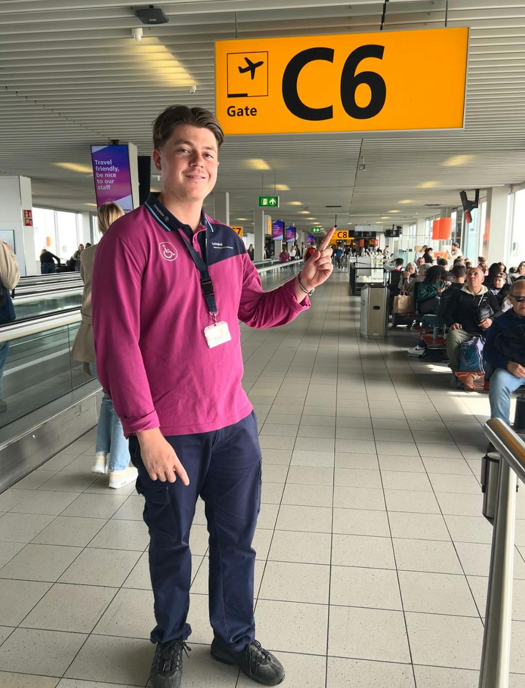 Een baan uit duizenden: Thymen werkt als passagiersassistent op Schiphol